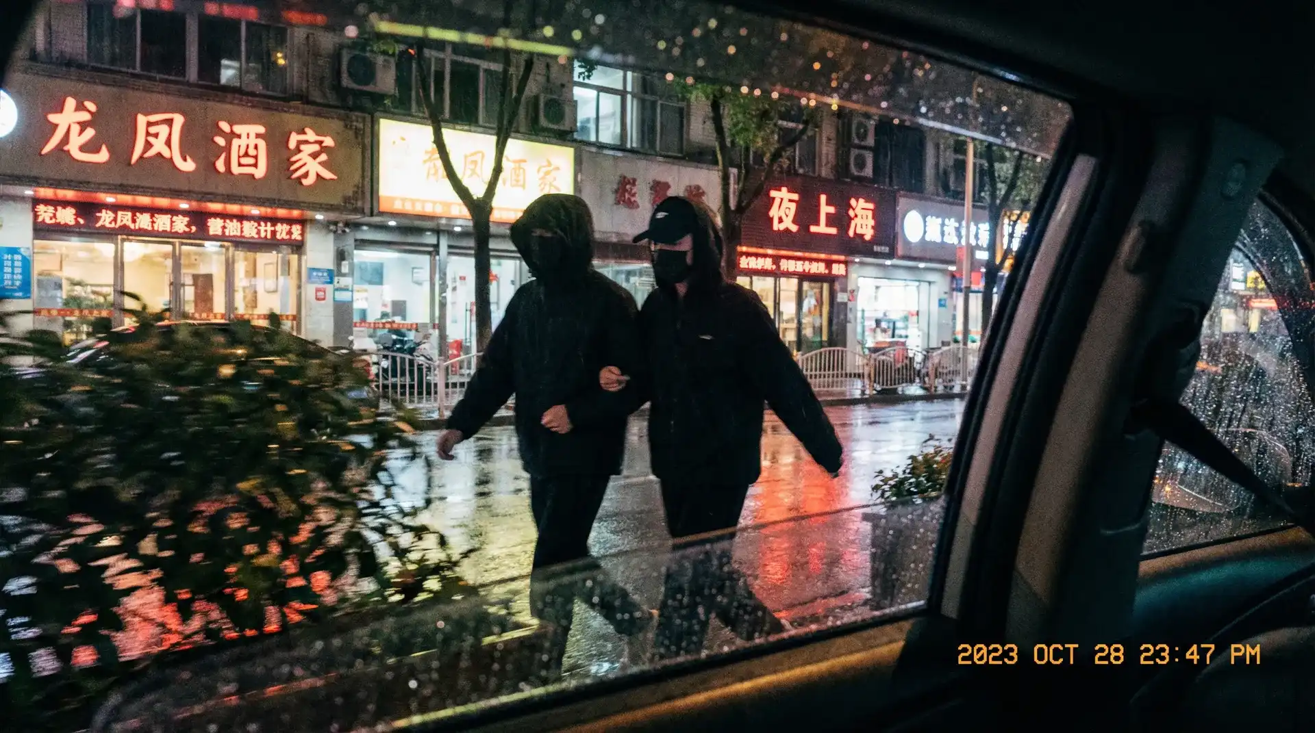 后入 - 顶流明星深夜密会现场抓拍照片
